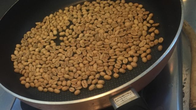 焙煎士が教えるコーヒー豆のフライパン焙煎【失敗しないコツ・動画あり】